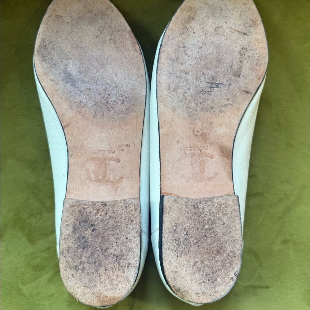Vintage Chanel Cream Leather Flats with Iconic CC Logo - Picture 4 of 4